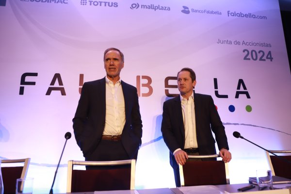 El presidente de Falabella, Enrique Ostalé, y el nuevo gerente general, Alejandro González. Foto: Julio Castro.