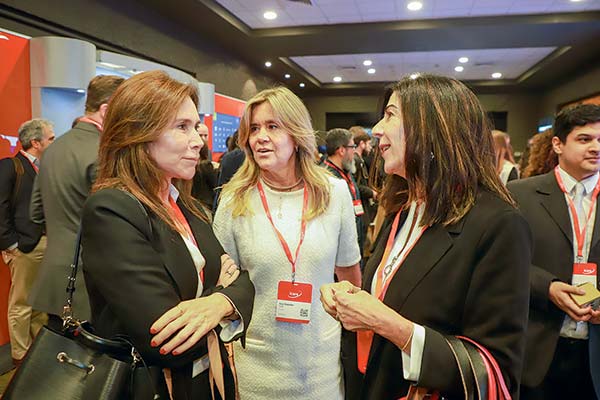 Paola Luksic, directora de Quiñenco; Gina Ocqueteau, directora de SQM; y Marcela Bravo, de Empresas Copec. Fotos: Julio Castro