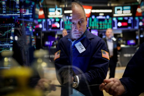 Wall Street trata de avanzar para recortar las pérdidas de la semana