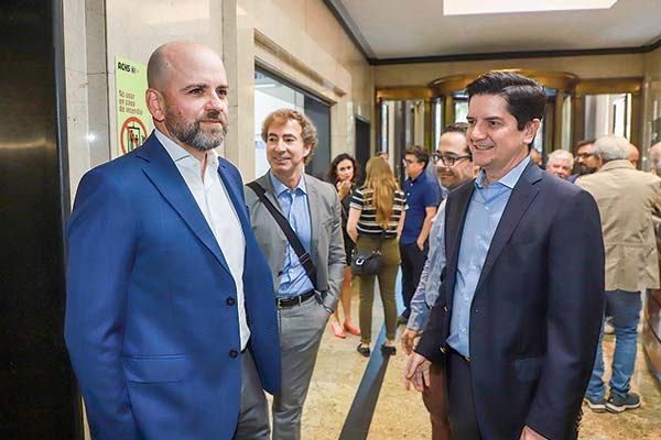 Martín Vaca, nuevo CEO de WOM (a la izquierda), tras la reunión de ayer en la Subtel, donde fue acompañado por una comitiva que incluyó al VP de Asuntos Corporativos, Eduardo Jara (a la derecha). Foto: Julio Castro