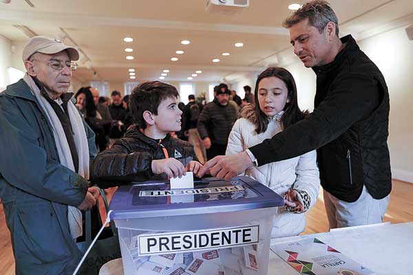 <p>Por primera vez chilenos en el exterior ejercen derecho a votar por presidente</p>