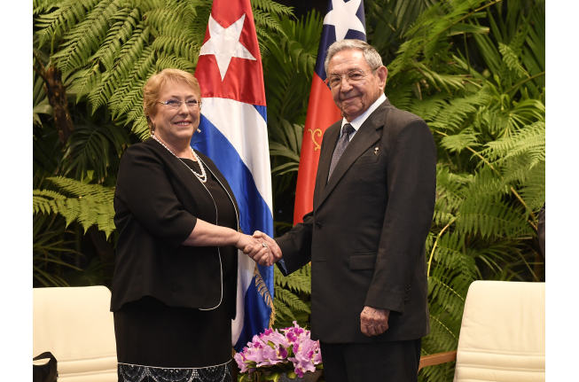 <p>Bachelet se reúne a solas por media hora con Raúl Castro</p>