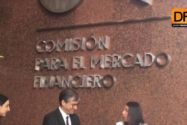 <p>Ahora en DF.cl: Protesta contra Masvida irrumpe la inauguración de CMF</p>