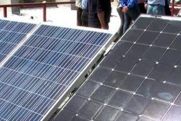 <p>DF LAB: Paneles solares de dos caras generan 25% más de energía, según estudio de la UC</p>