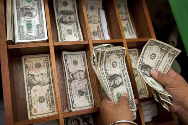 <p>Dólar se recupera en el mundo y en Chile se aleja de los $ 600</p>