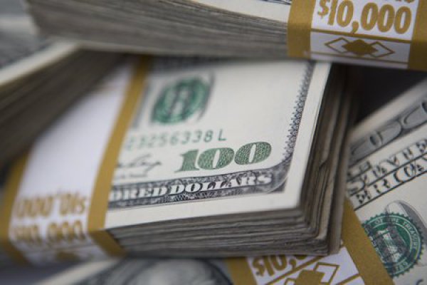 <p>Dólar se instaló una vez más por debajo de los $ 600 y llega a mínimos desde mayo de 2015</p>