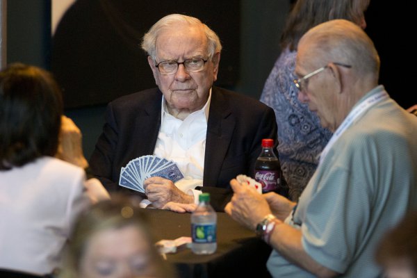 Warren Buffet refuerza su apuesta por Apple y Soros sale de Facebook