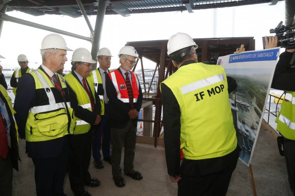 Ministro Fontaine visita aeropuerto de Santiago en primera visita a terreno