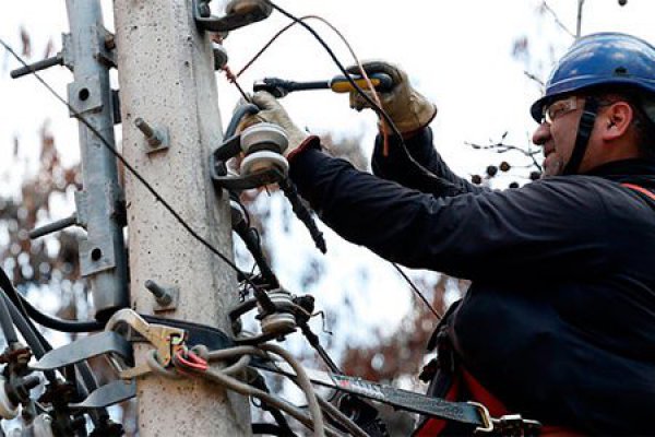 No alcanzan a reponer cable de luz cuando ya se están robando más