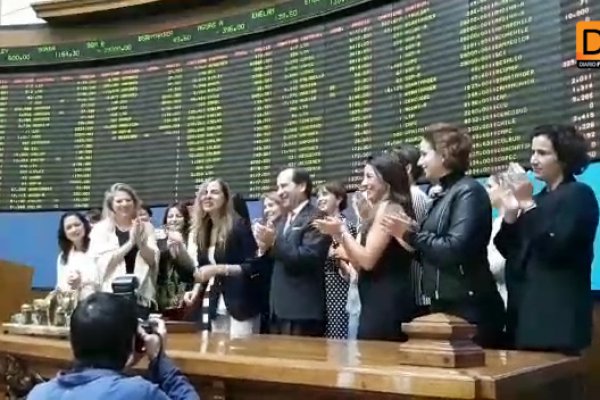 <p>Ahora en DF: Bolsa de Santiago realiza "martillazo" por la equidad de género</p>