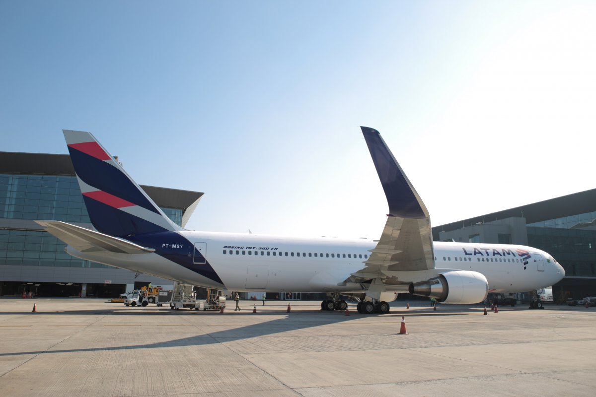 <p>Latam Airlines se prepara para la huelga de tripulantes y reprograma vuelos</p>