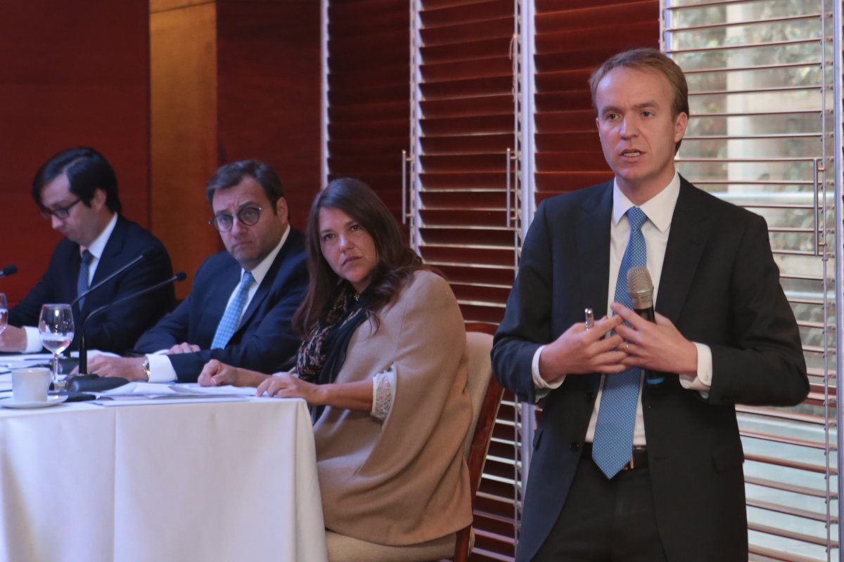 <p>Macario Valdés, CEO de SAAM, explone durante la junta. En la mesa, al centro, el presidente de la compañía, Óscar Hasbún.</p>