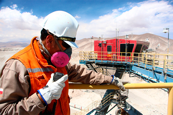 Violenta alza de la minería empuja a la producción industrial en marzo, pero las manufacturas caen una vez más