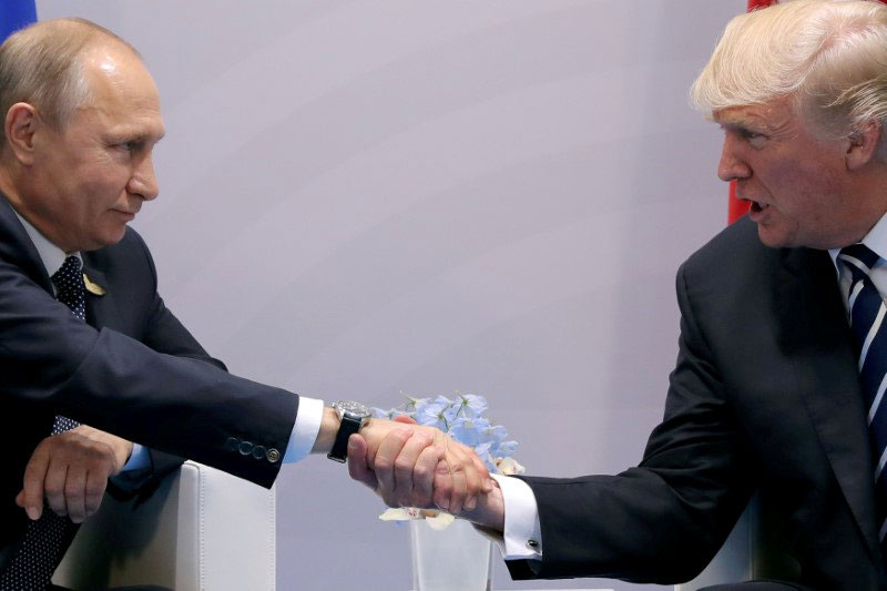 <p>Vladimir Putina y Donald Trump se estrechan la mano en Hambrugo, Alemania (2017). Foto Reuters.</p>