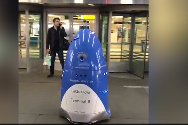 <p>Ahora en DF: B-3PO robot de seguridad del aeropuerto LaGuardia en Nueva York</p>