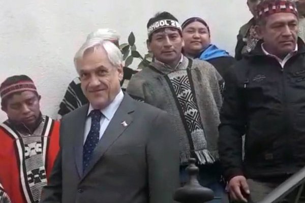 <p>Ahora en DF: Piñera cuenta la historia a mapuches de la fuente del patio de Los Canelos</p>