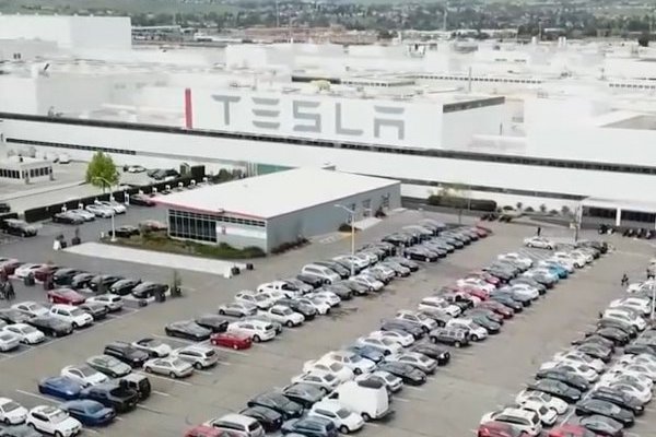 <p>Análisis del editor: Divorcio amigable, accionistas celebran plan de Musk para retirar a Tesla de la bolsa</p>