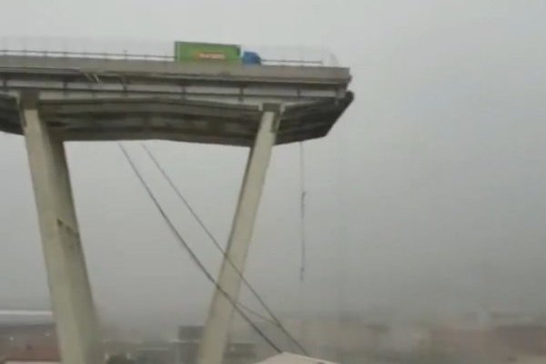 <p>Ahora en DF: Mira el derrumbe de un puente en Génova, Italia</p>