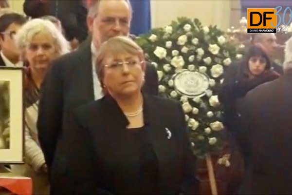 <p>Ahora en DF: Bachelet hace guardia de honor en velorio de exdiputado Andrés Aylwin</p>