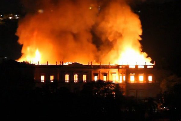 <p>Ahora en DF: Incendio destruye el Museo Nacional de Brasil en Río de Janeiro</p>