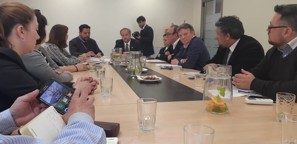 <p>Ministro Nicolás Monckeberg junto a los trabajadores del sector financiero agrupados en la Conaban</p>