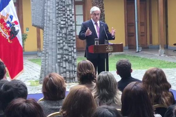 <p>Ahora en DF: Presidente Piñera firmó proyecto "Aula segura", que expulsa a estudiantes que participen en hechos de violencia</p>