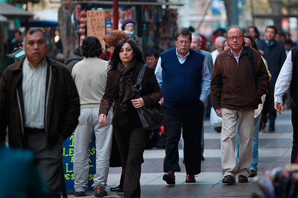 Estudio revela que el 77% de los peatones cruza la calle con luz roja