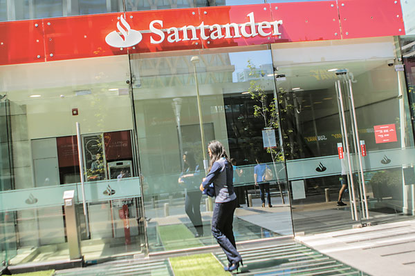 Santander aborda economía, regulación y ciberseguridad en almuerzo con AFP