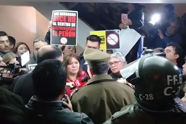 <p>Ahora en DF: Vecinos de San Bernardo llegan hasta oficinas del SEA y protestan por proyecto El Peñón</p>