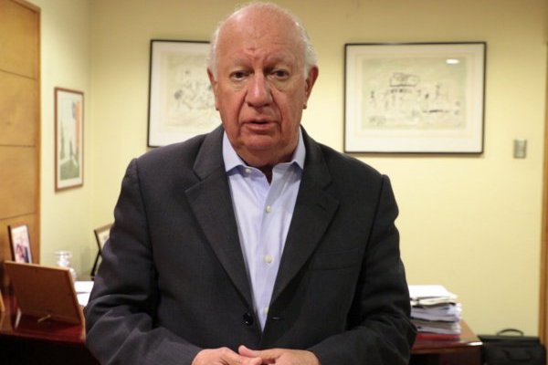 <p>Ricardo Lagos: “Es complicado tener vecinos que nos llevan a juicio a cada rato”</p>