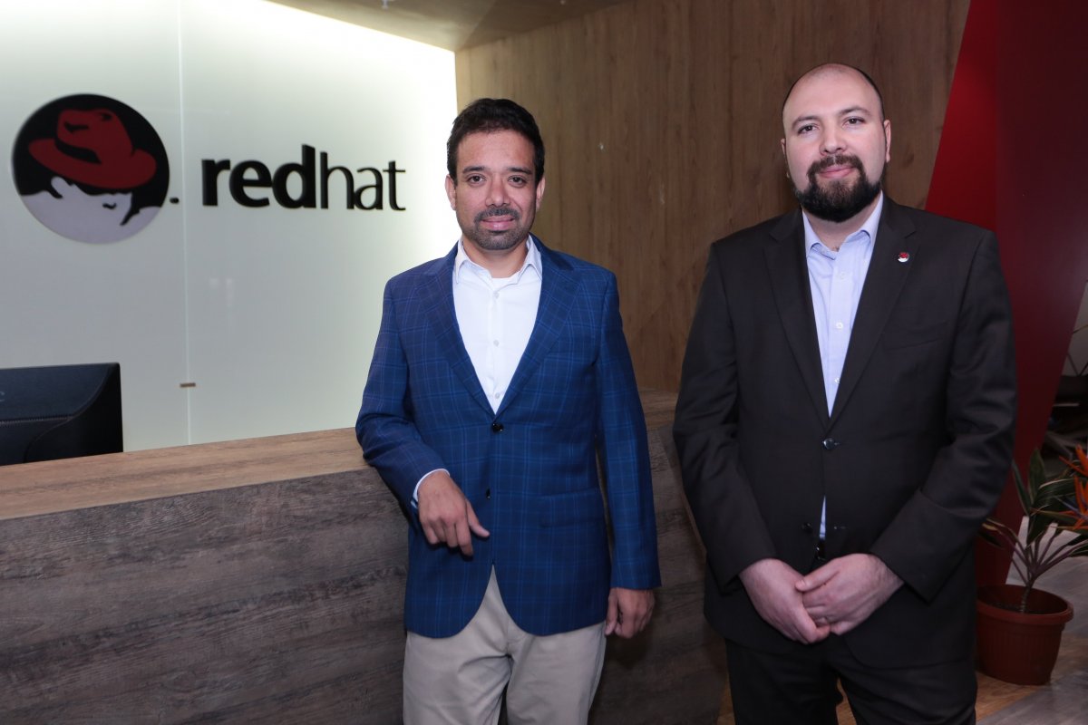 <p>Mauricio Cáceres, Director de Ventas de Sector Público de Red Hat, y Rodrigo Arancibia, Account Manager para Sector Público de la compañía.</p>