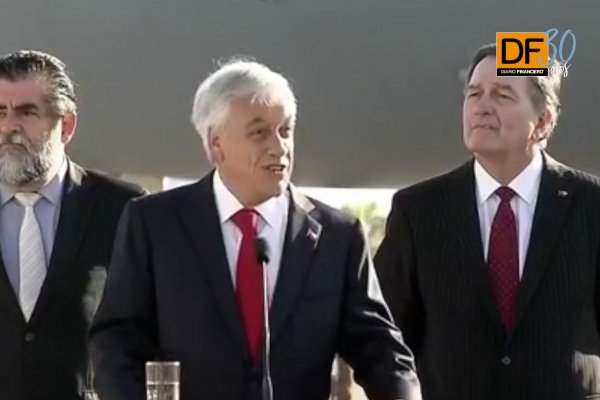 <p>Ahora en DF: Piñera recibe a 100 chilenos que regresan desde Venezuela</p>