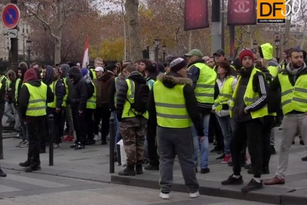 Reporte Global: Protestas de "chalecos amarillos" obligan a Macron a postergar alza de impuestos a los combustibles