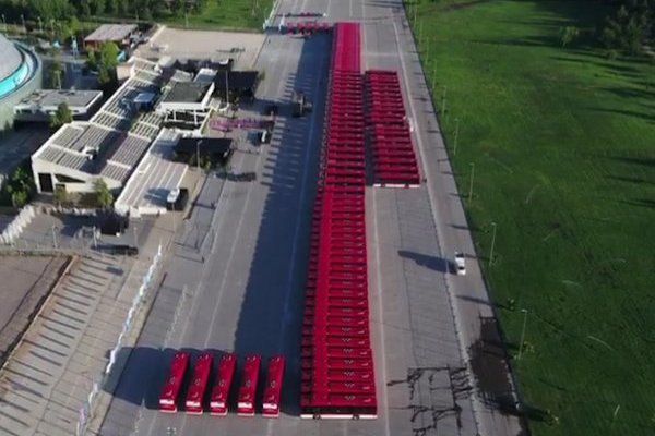 <p>Presidente Sebastián Piñera presentó los primeros 100 buses eléctricos para Santiago</p>