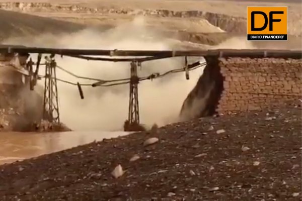 <p>Ahora en DF: Colapsa puente en Calama por crecida del río Loa</p>