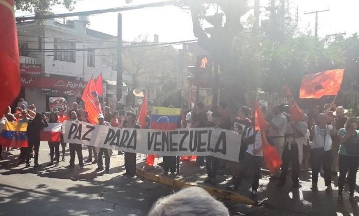 <p>Venezolanos se enfrentan a chilenos adherentes a Maduro frente a embajada en Santiago</p>