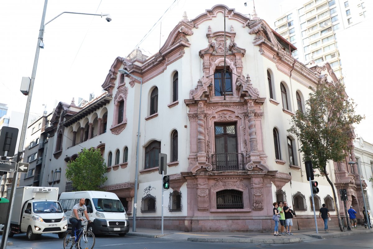 <p>Familia Ergas compra tradicional casona del centro de Santiago que estuvo en manos del Partido Radical</p>