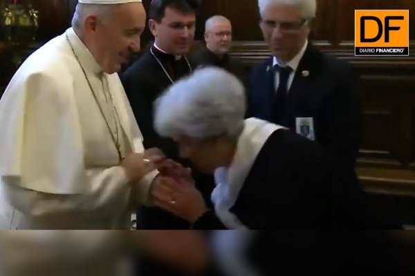 <p>Ahora en DF: Así quitó la mano el papa Francisco para que feligreses no besaran su anillo</p>