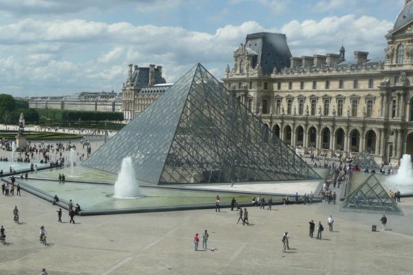 <p>La pirámide del Louvre cumple 30 años y París celebra su controvertida historia</p>