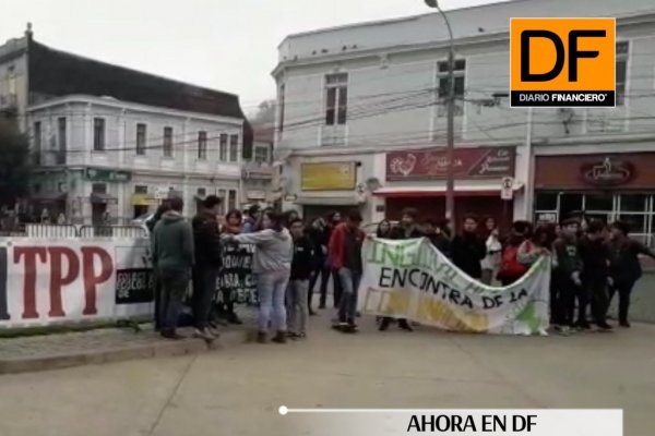 <p>Ahora en DF: Protestas en Valparaíso en rechazo al TPP 11</p>