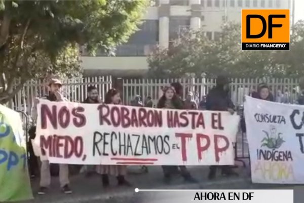 <p>Ahora en DF: Protestas frente al Congreso contra el TPP11 que se vota hoy</p>