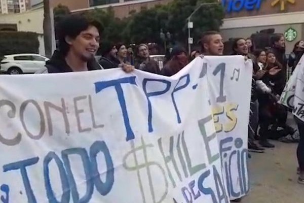 <p>Ahora en DF: Protesta de estudiantes universitarios de Valparaíso contra el TPP11</p>