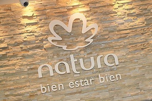 <p>Natura da el golpe y acuerda la compra de su rival y pionero de la venta directa, Avon</p>