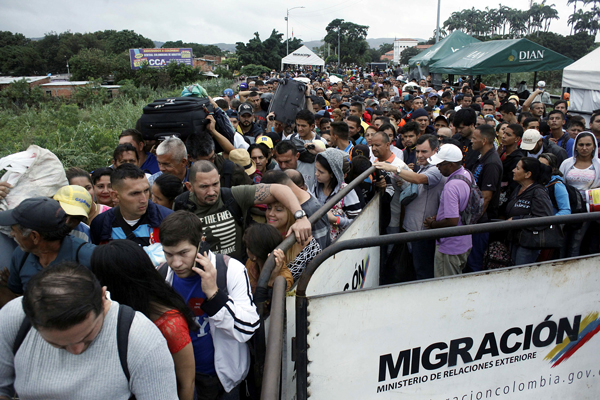 Cerca de 3,5 millones de personas han salido del país entre marzo y abril, escapando de la crisis.