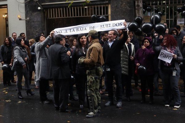 <p>Foto: Agencia Uno / Protesta de los trabajadores de la SBIF</p>