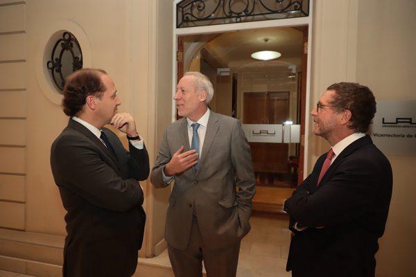 El fiscal Ricardo Riesco junto al presidente del TDLC, Enrique Vergara, y el ex FNE, Felipe Irarrázabal.