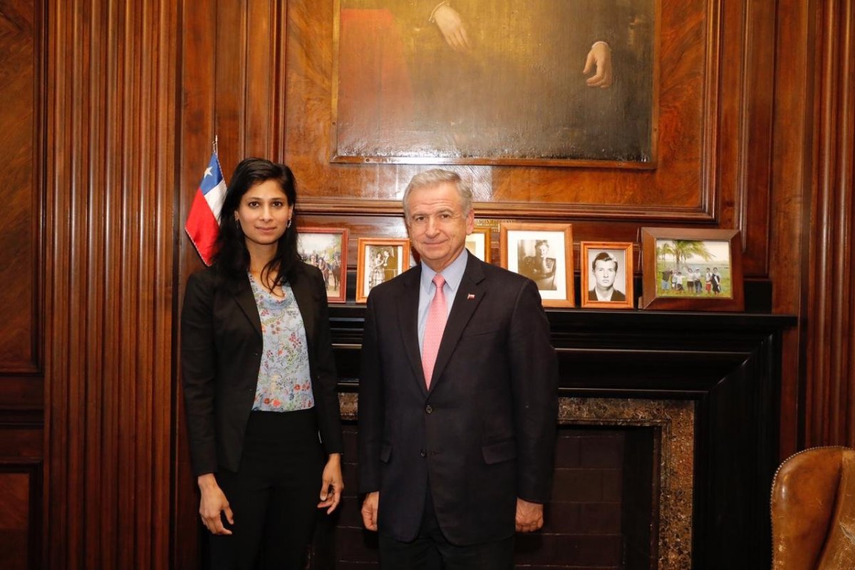 <p>Ayer, el ministro de Hacienda, Felipe Larraín, se reunió con la economista jefe del FMI, Gita Gopinath (foto cortesía Ministerio de Hacienda).</p>