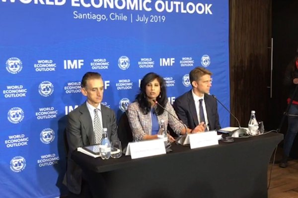 <p>Reporte Global: FMI baja proyección de crecimiento en 2019 para Chile, pero apunta a mejoría en 2020</p>