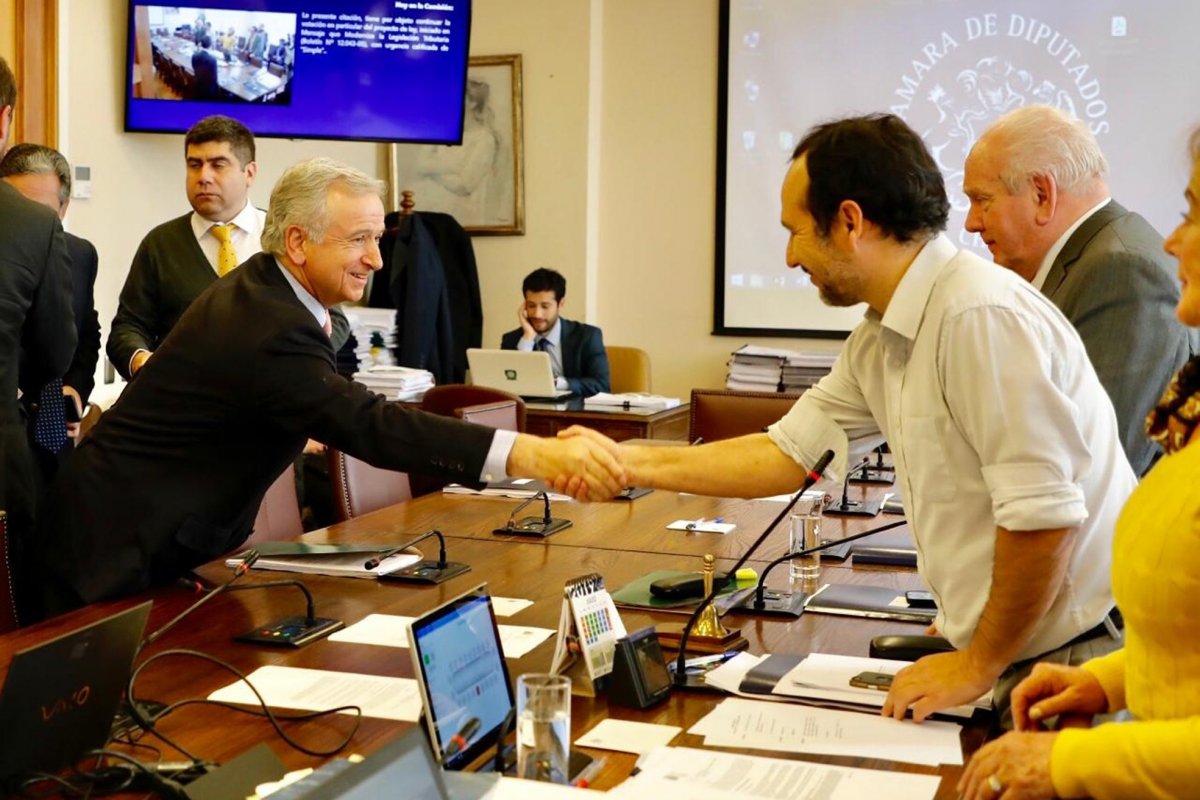 <p>El ministro de Hacienda, Felipe Larraín, saluda al presidente de la comisión del ramo, Daniel Núñez. / Foto: Hacienda</p>