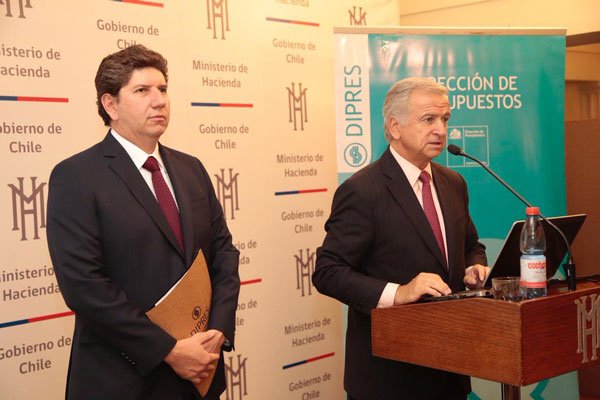 <p>El director de Presupuestos, Rodrigo Cerda, y el ministro de Hacienda, Felipe Larraín, lideran el diseño del erario para el próximo año. Foto: Agencia Uno </p>